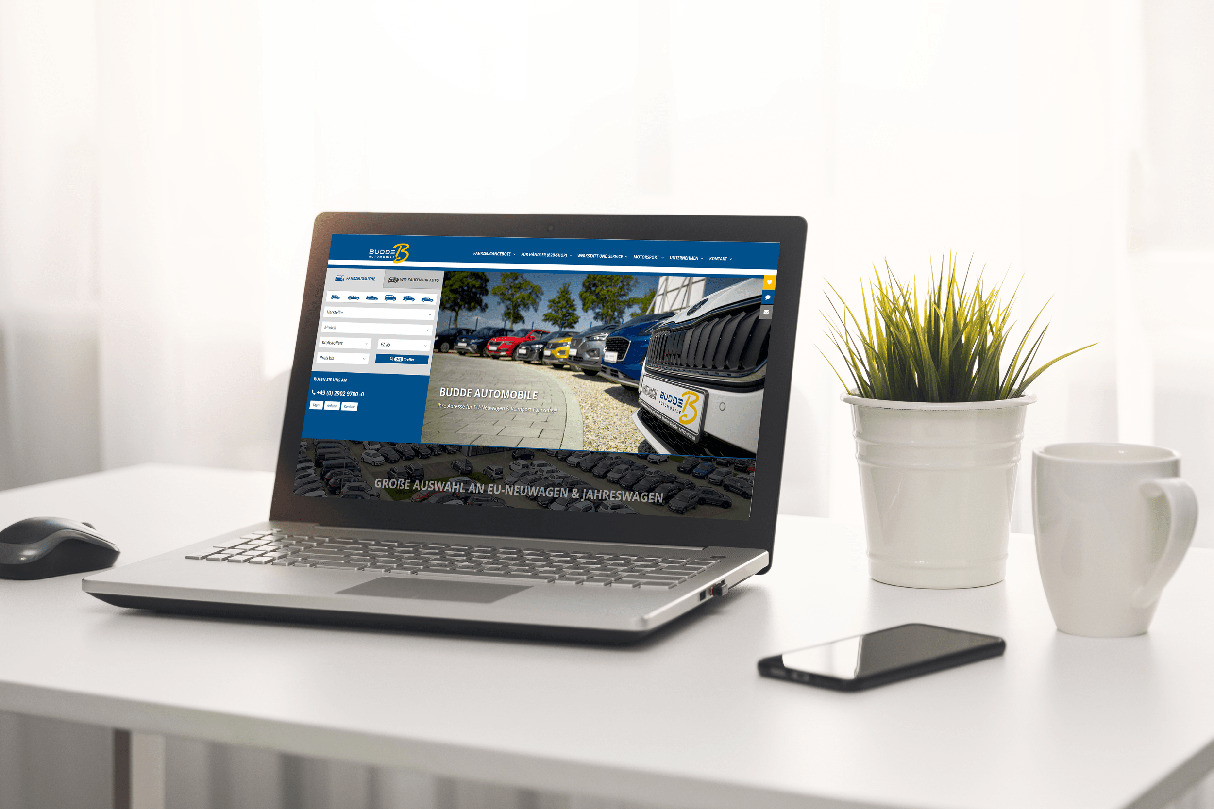 Laptop steht auf dem Tisch - Website von Budde Automobile